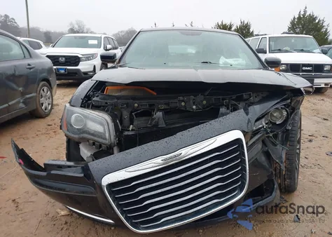 2014 Chrysler 300 300S z USA, uszkodzony, nr VIN 2C3CCABG7EH135911